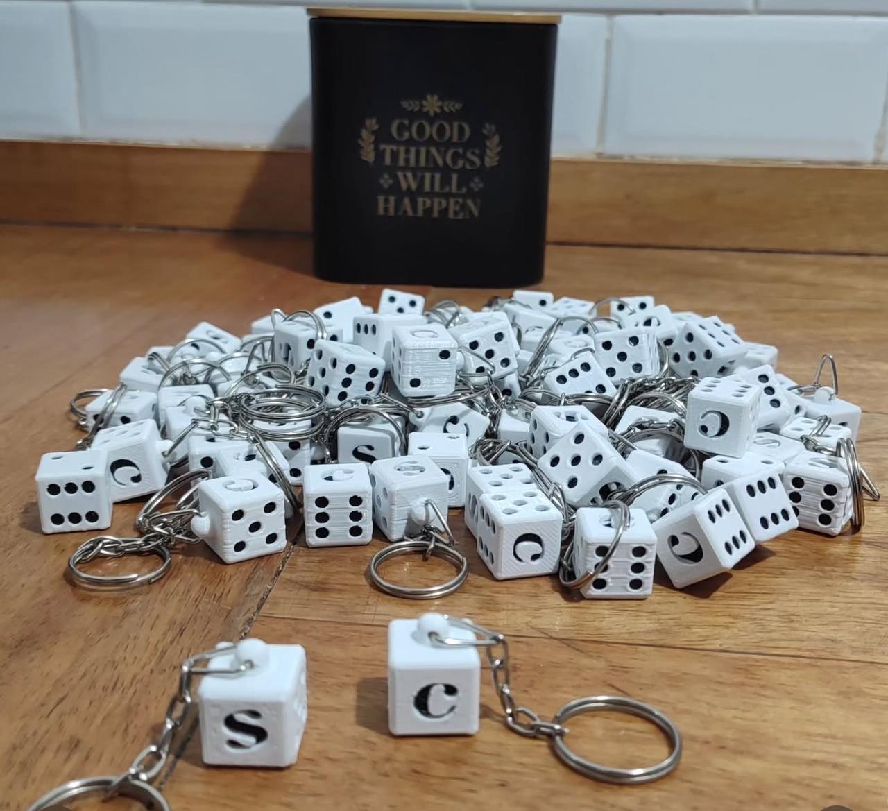 Productos de entrega a granel: pins, llaveros, porta lapiceras